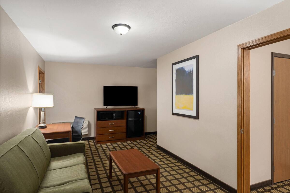 Family Suite, 2 Bedrooms, Non Smoking (Second Floor-Not pet friendly) | Jetted bathtub