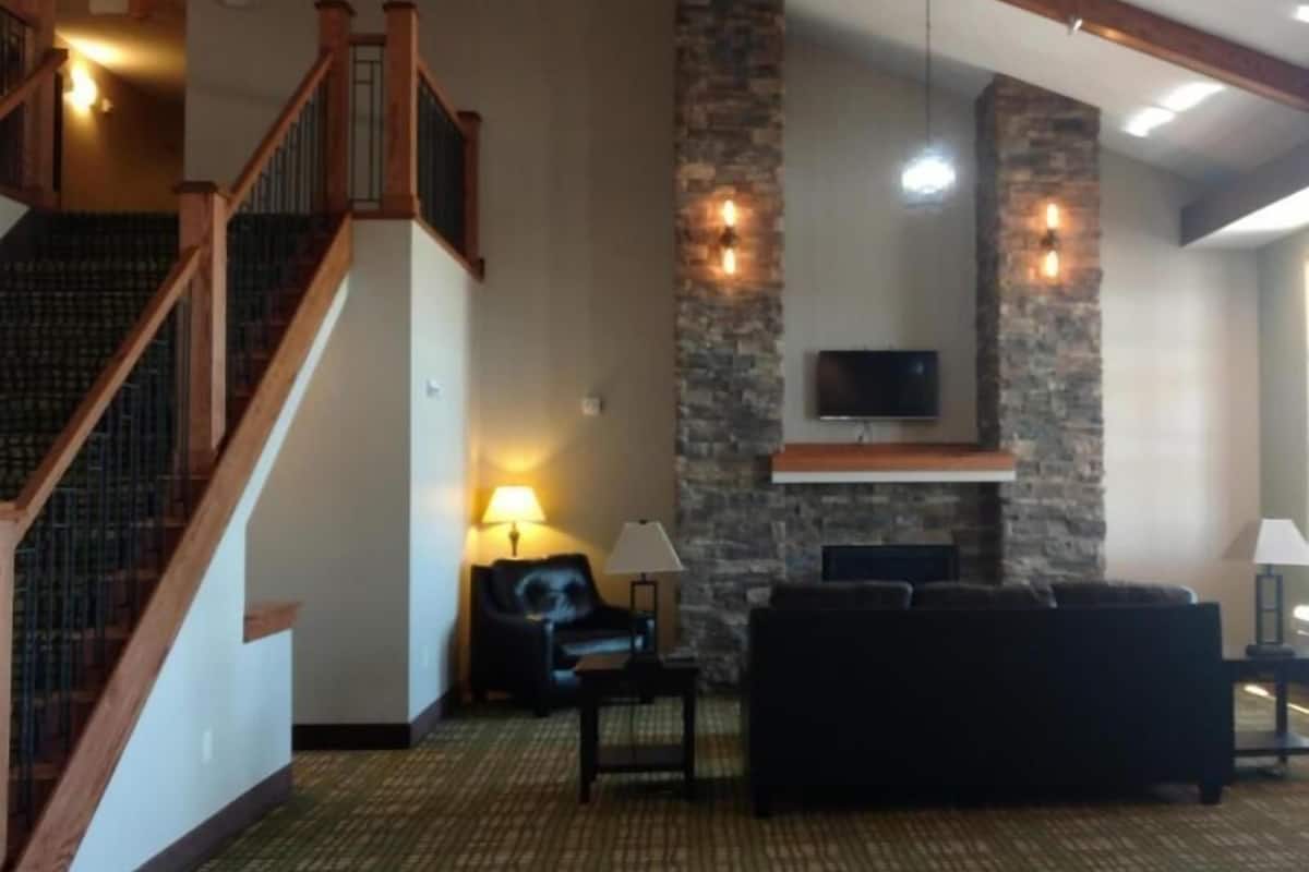 Living area | 32-inch LCD TV with cable channels, TV