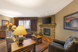 Camas con pillow-top, escritorio y cortinas blackout 