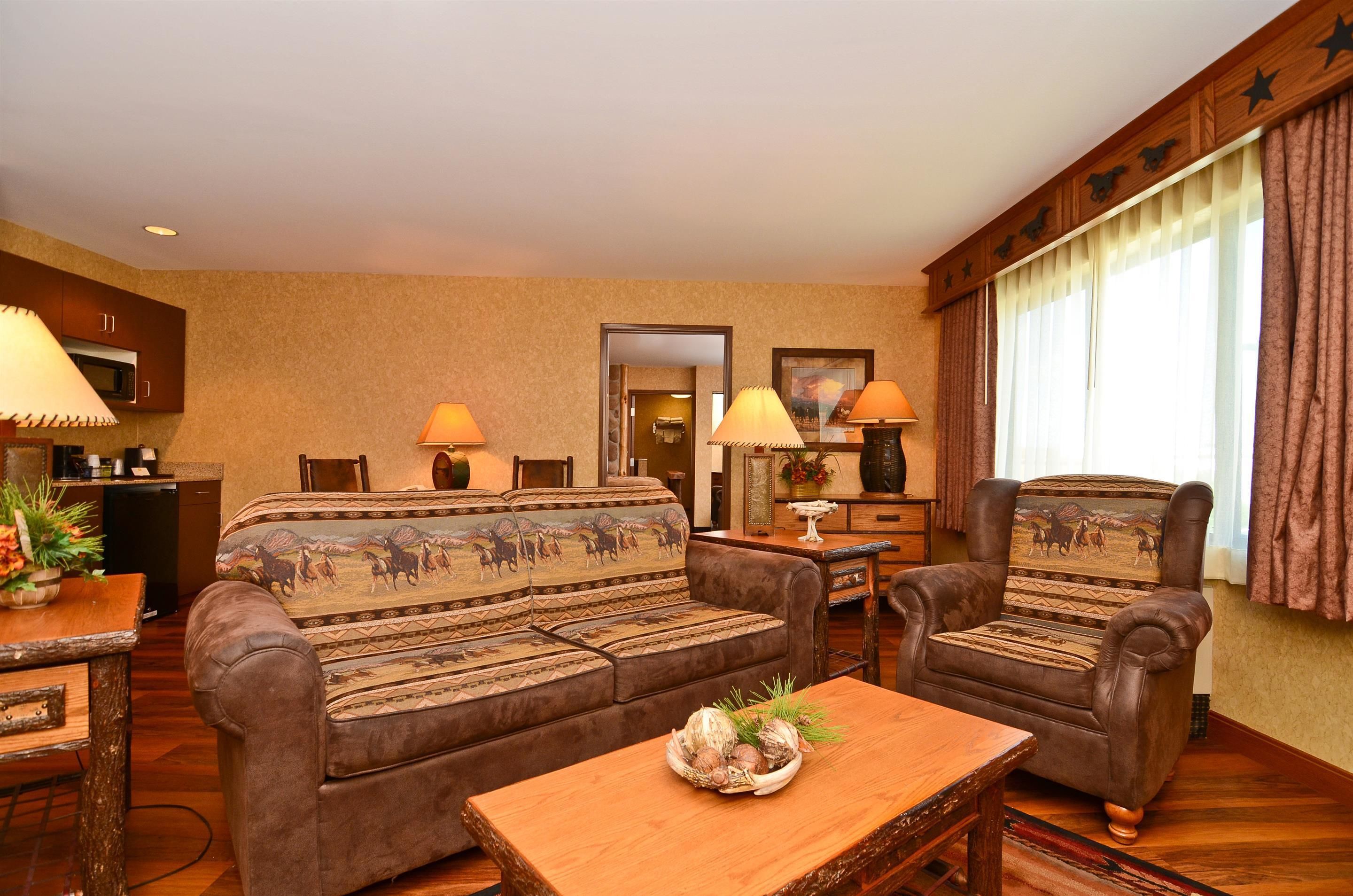 suite, 1 king bed, non smoking, fireplace (with sofabed) | pillow-top beds, desk, blackout curtains, iron/ironing board