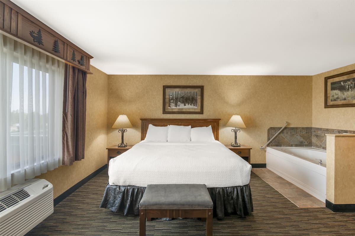 Quarto standard, 1 cama King, para não fumantes, banheira de hidromassagem (Oversized Room) | Camas com colchões pillow-top, escrivaninha, cortinas blackout