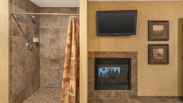 Suite, 1 King Bed, Non Smoking, Jetted Tub (with Sofabed) | Bathroom | Combined shower/bathtub, free toiletries, hair dryer, towels - Best Western Plus Kelly Inn & Suites (Fargo)