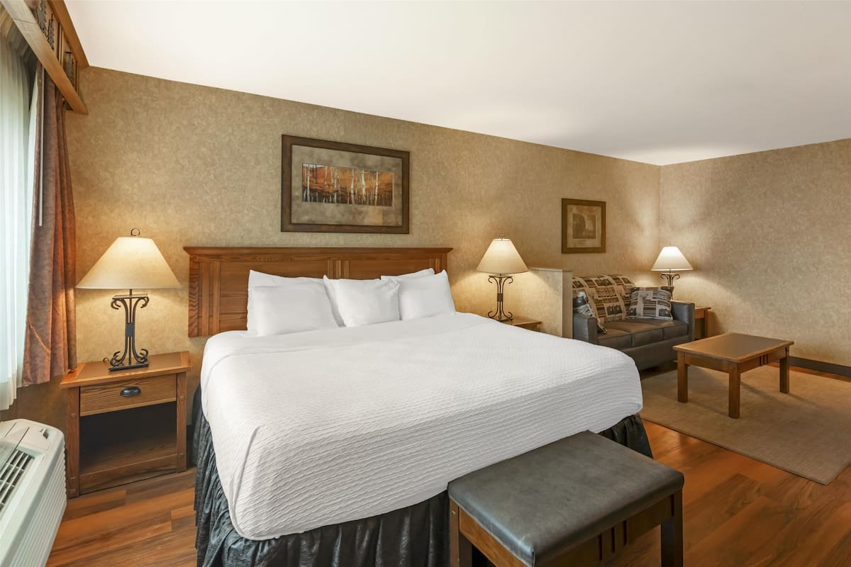 Camas com colchões pillow-top, escrivaninha, cortinas blackout