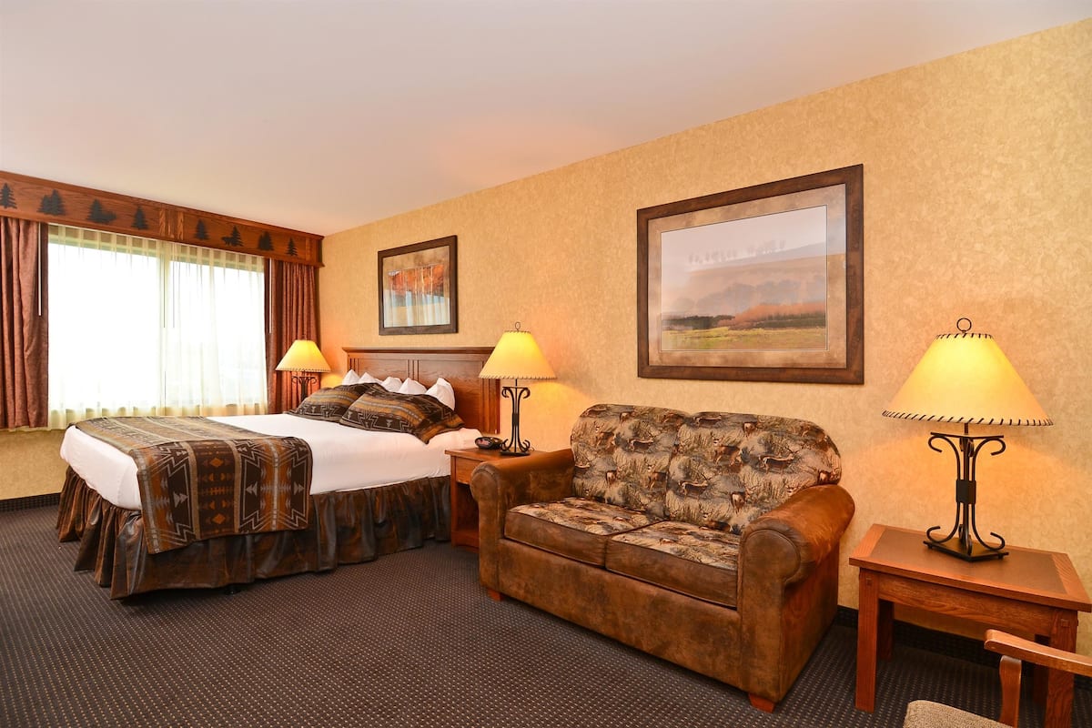 Business Room, 1 King Bed, Non Smoking, Refrigerator & Microwave | Pillowtop beds, desk, blackout drapes, iron/ironing board