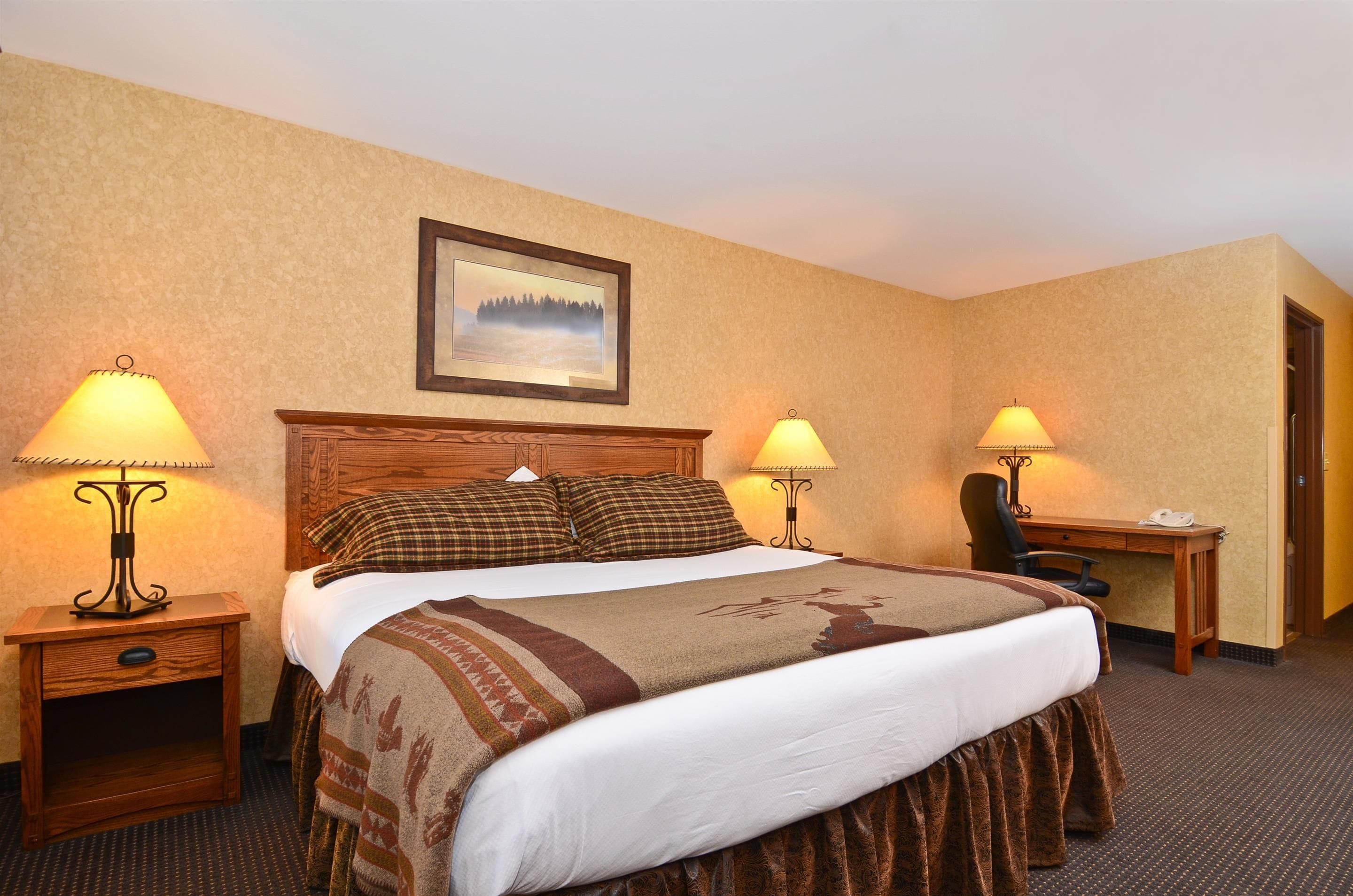 standard room, 1 king bed, non smoking, jetted tub | pillow-top beds, desk, blackout curtains, iron/ironing board