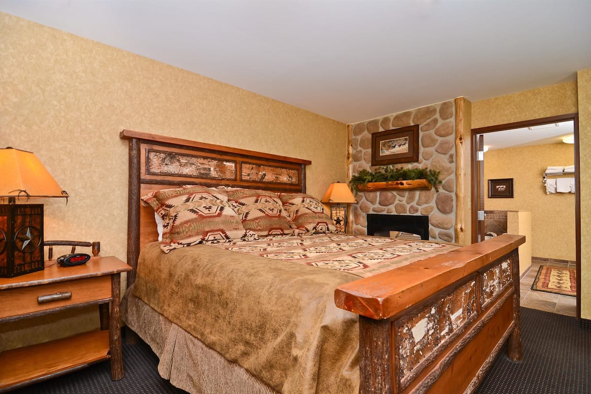 Suite, 1 King Bed, Non Smoking, Fireplace (with Sofabed) | Pillowtop beds, desk, blackout drapes, iron/ironing board