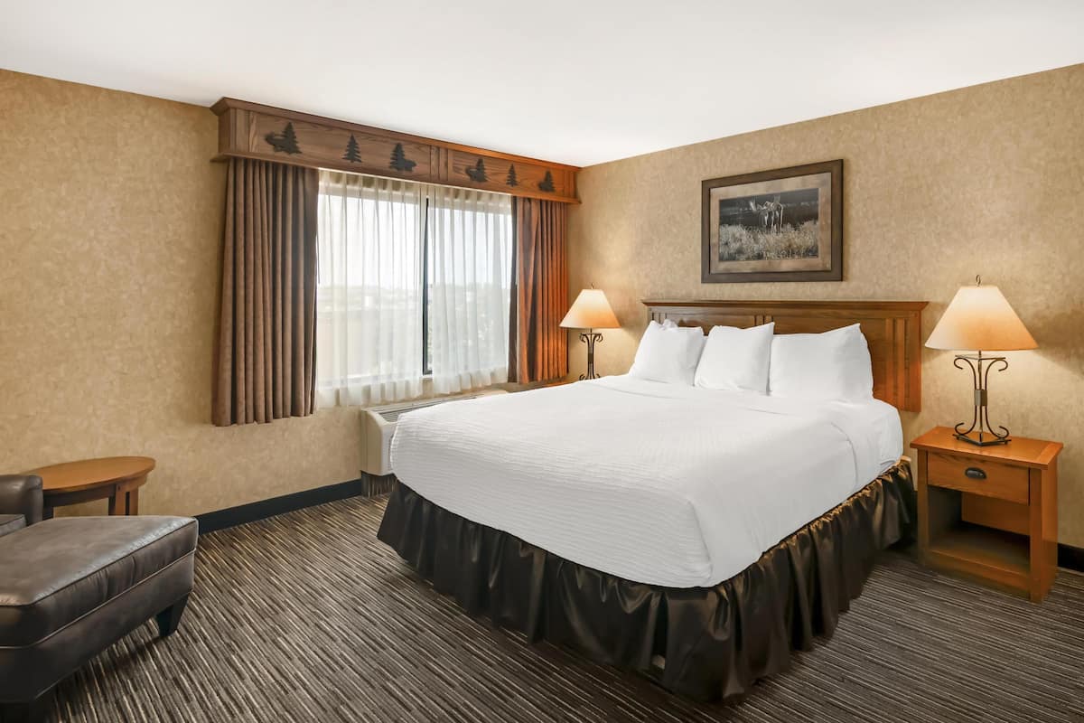 Quarto empresarial, 1 cama King, para não fumantes, geladeira e micro-ondas | Camas com colchões pillow-top, escrivaninha, cortinas blackout