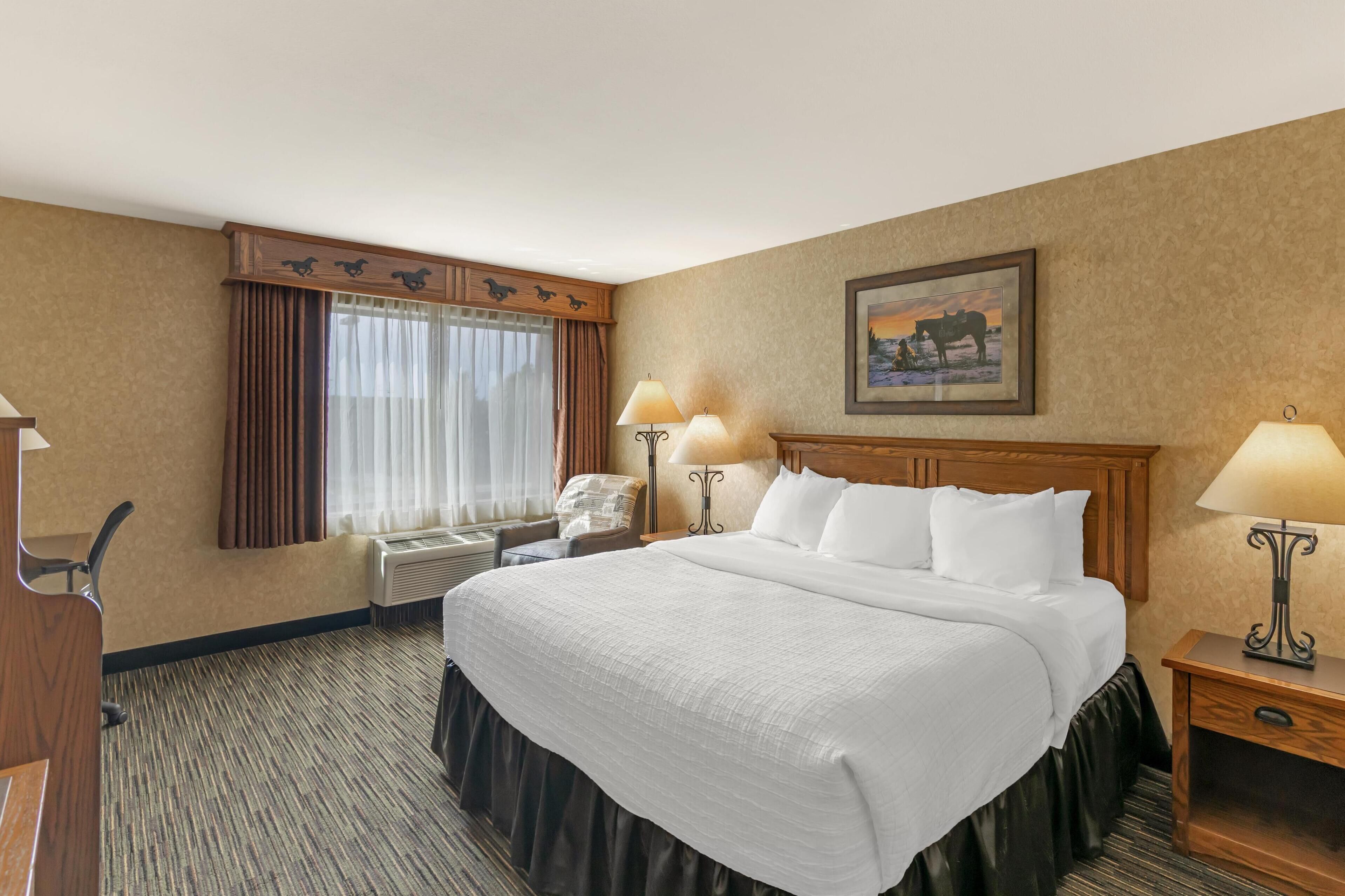 Chambre Standard, 1 très grand lit, accessible aux personnes à mobilité réduite, baignoire | Surmatelas, bureau, rideaux occultants, fer et planche à repasser