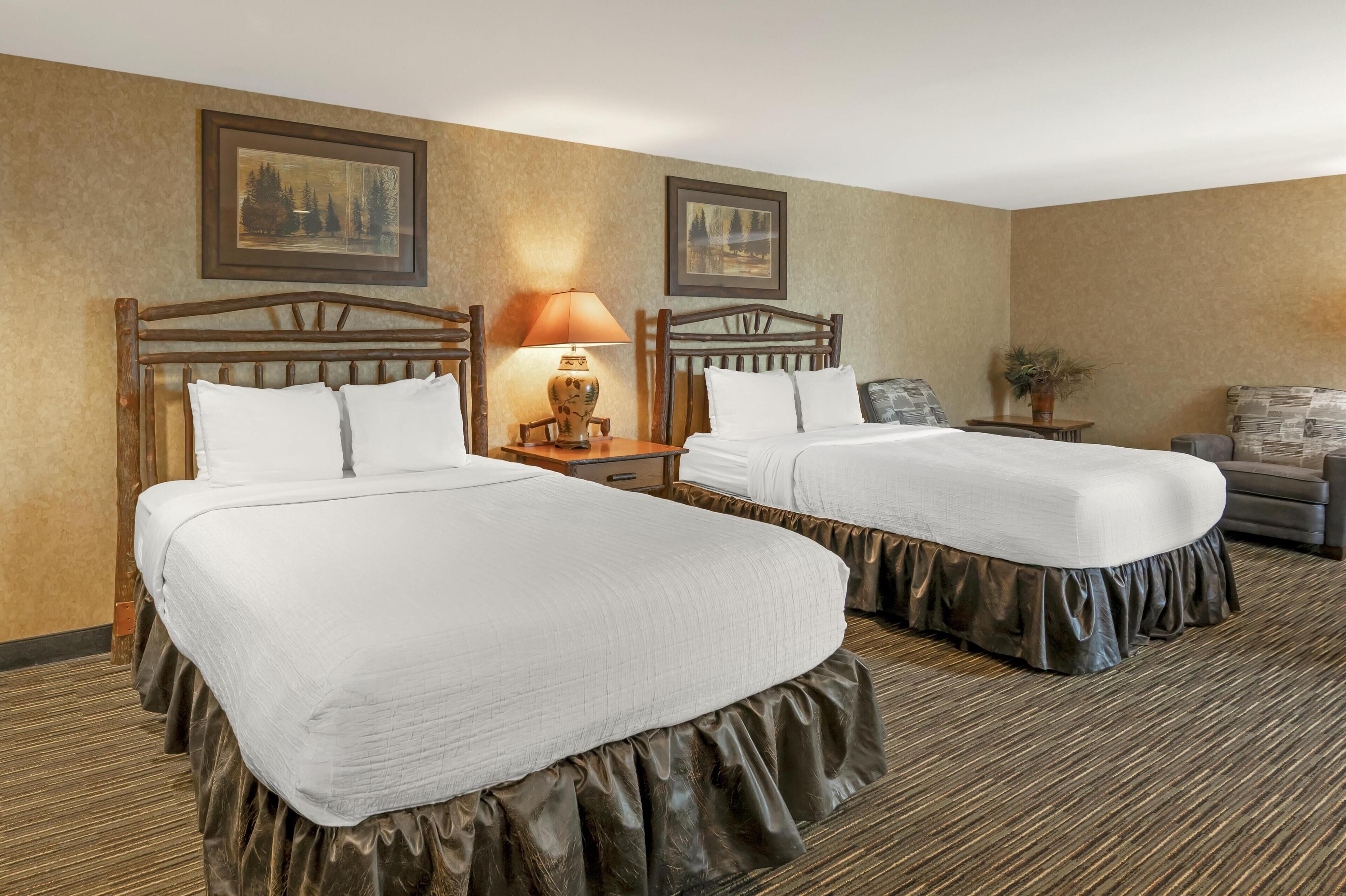 Quarto standard, 2 camas Queen, para não fumantes, banheira de hidromassagem | Camas com colchões pillow-top, escrivaninha, cortinas blackout