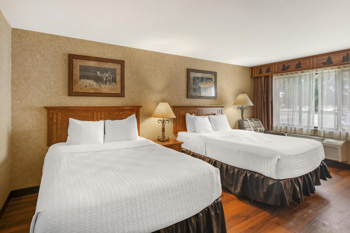 Quarto standard, 2 camas Queen, para não fumantes, geladeira e micro-ondas | Camas com colchões pillow-top, escrivaninha, cortinas blackout