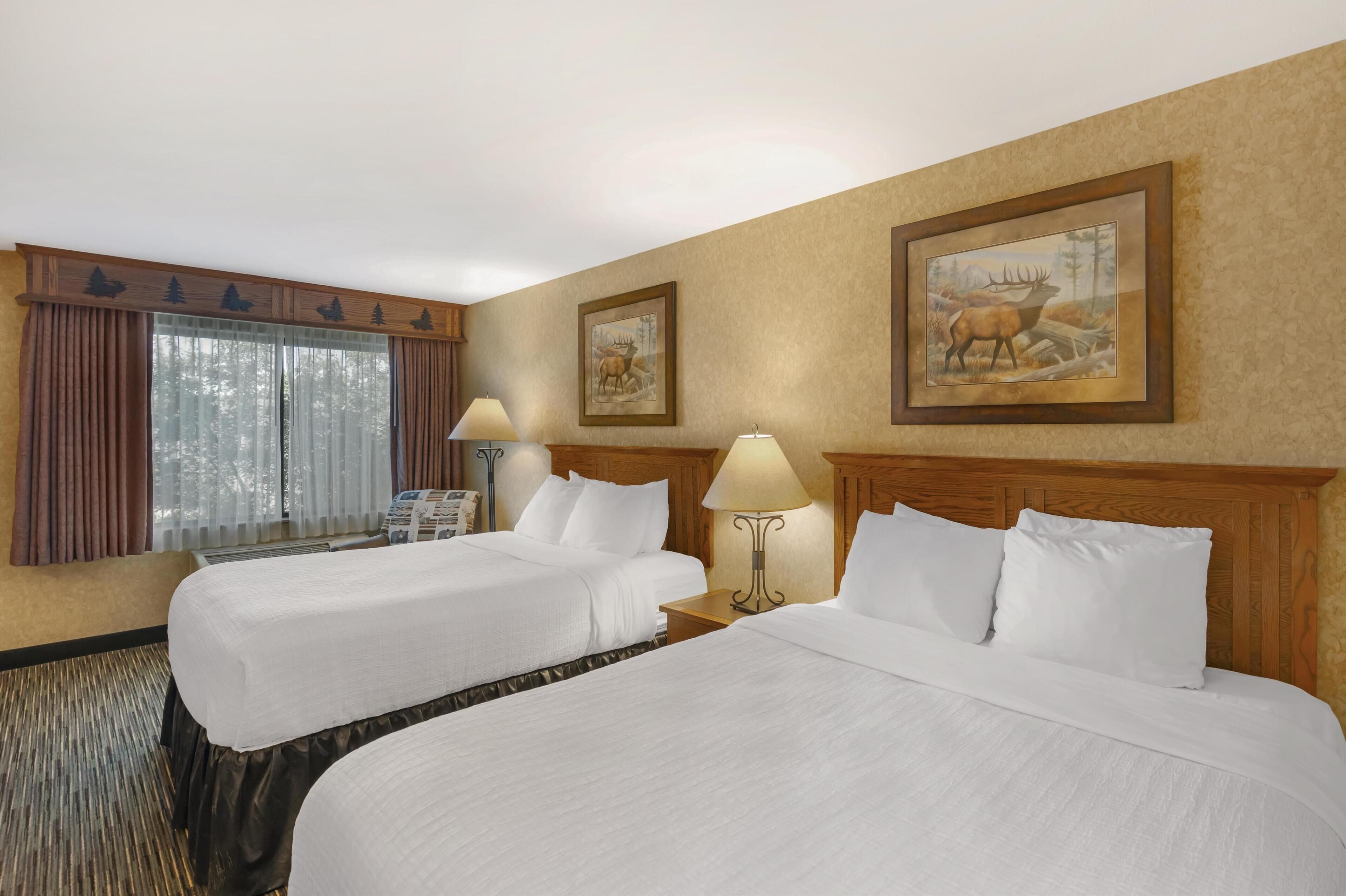 Quarto standard, 2 camas Queen, para não fumantes | Camas com colchões pillow-top, escrivaninha, cortinas blackout