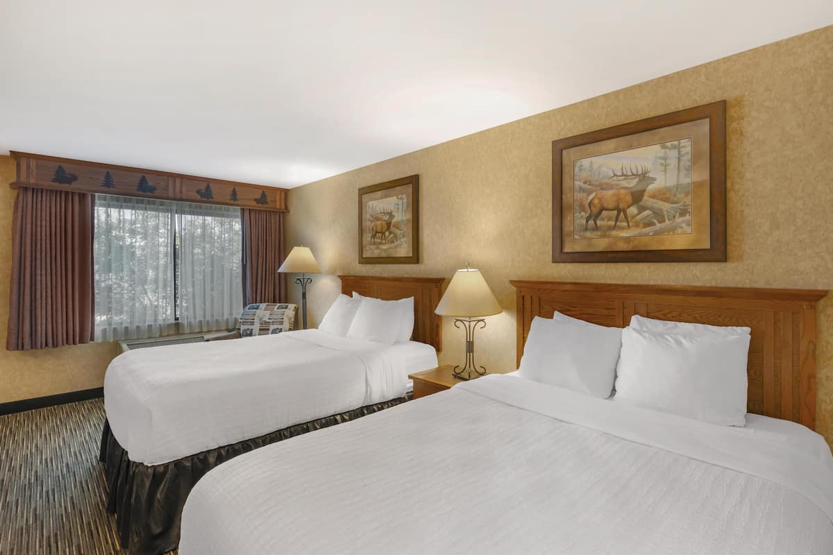 Quarto standard, 2 camas Queen, para não fumantes | Camas com colchões pillow-top, escrivaninha, cortinas blackout