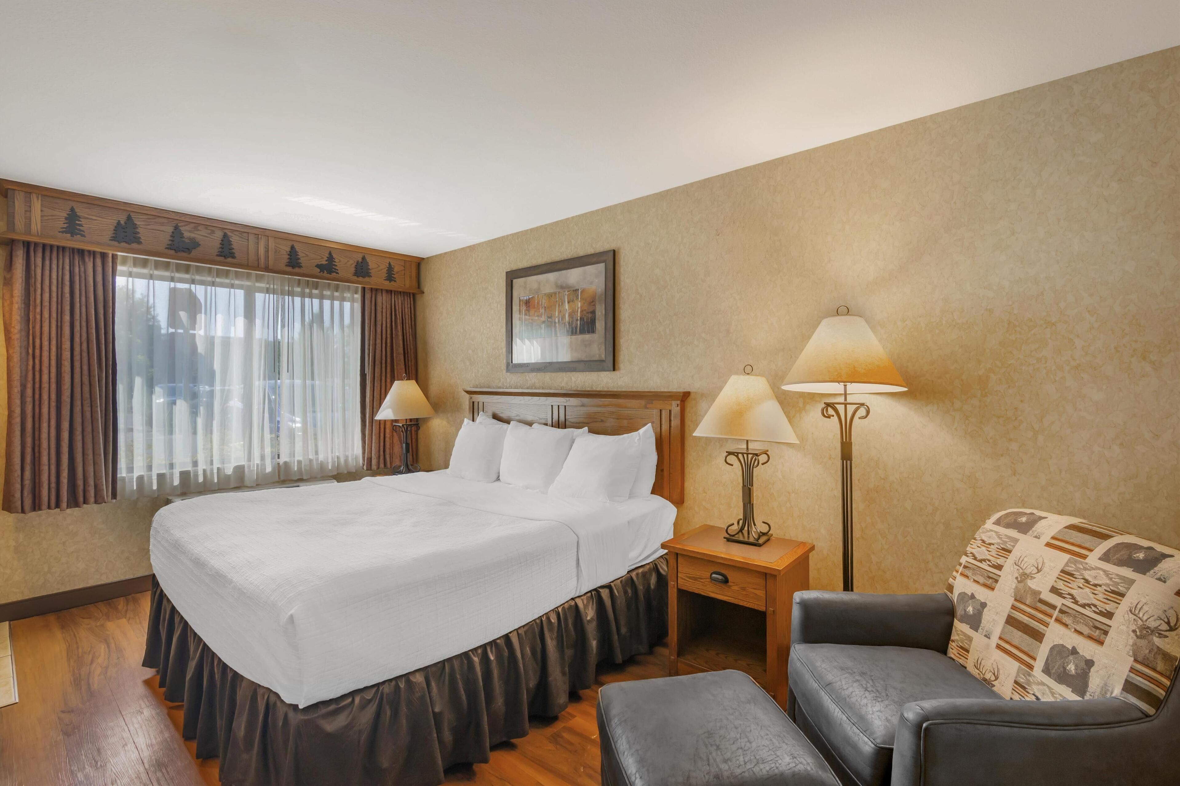 Quarto standard, 1 cama King, acessível, para não fumantes (1st Floor) | Camas com colchões pillow-top, escrivaninha, cortinas blackout