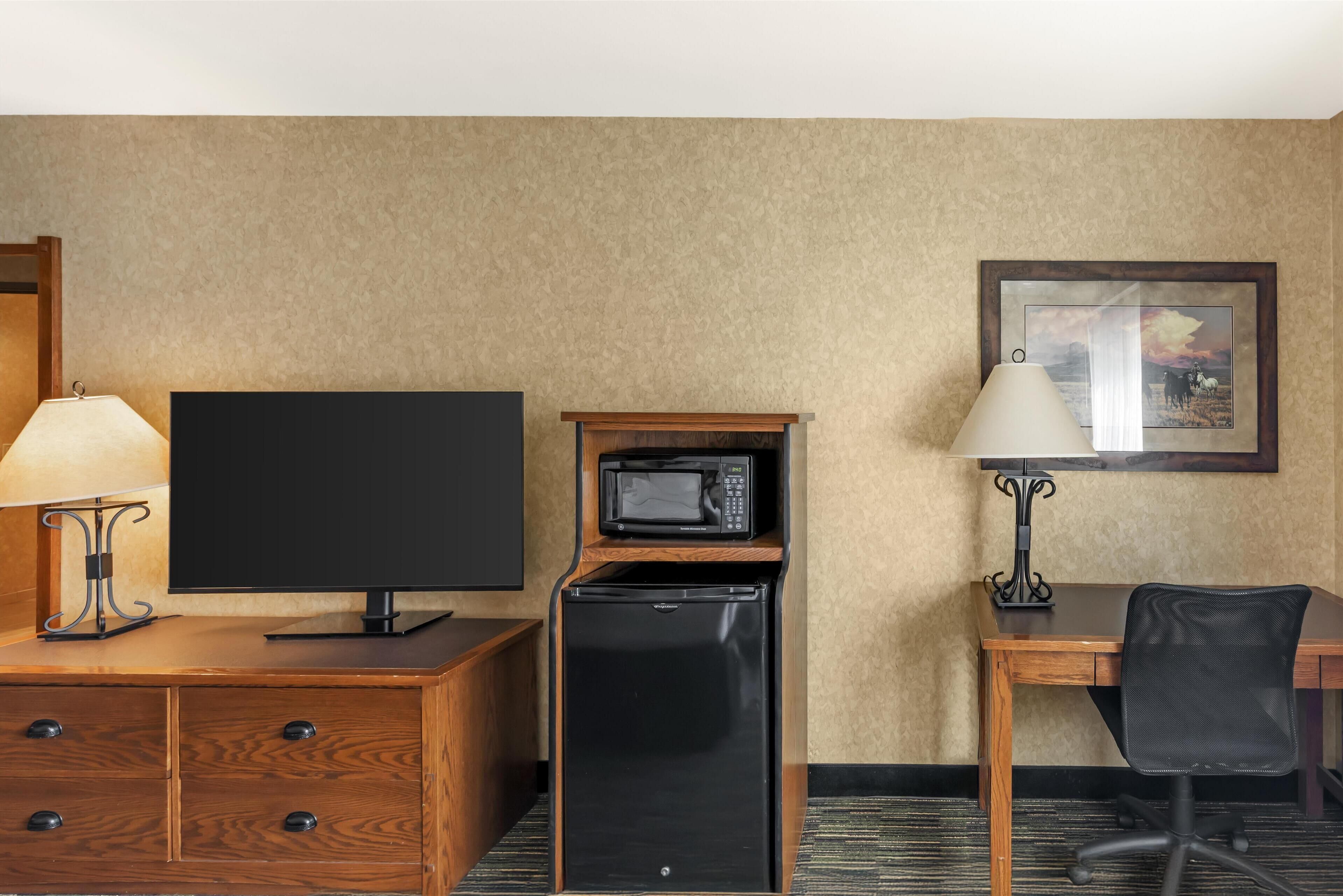 Camas com colchões pillow-top, escrivaninha, cortinas blackout