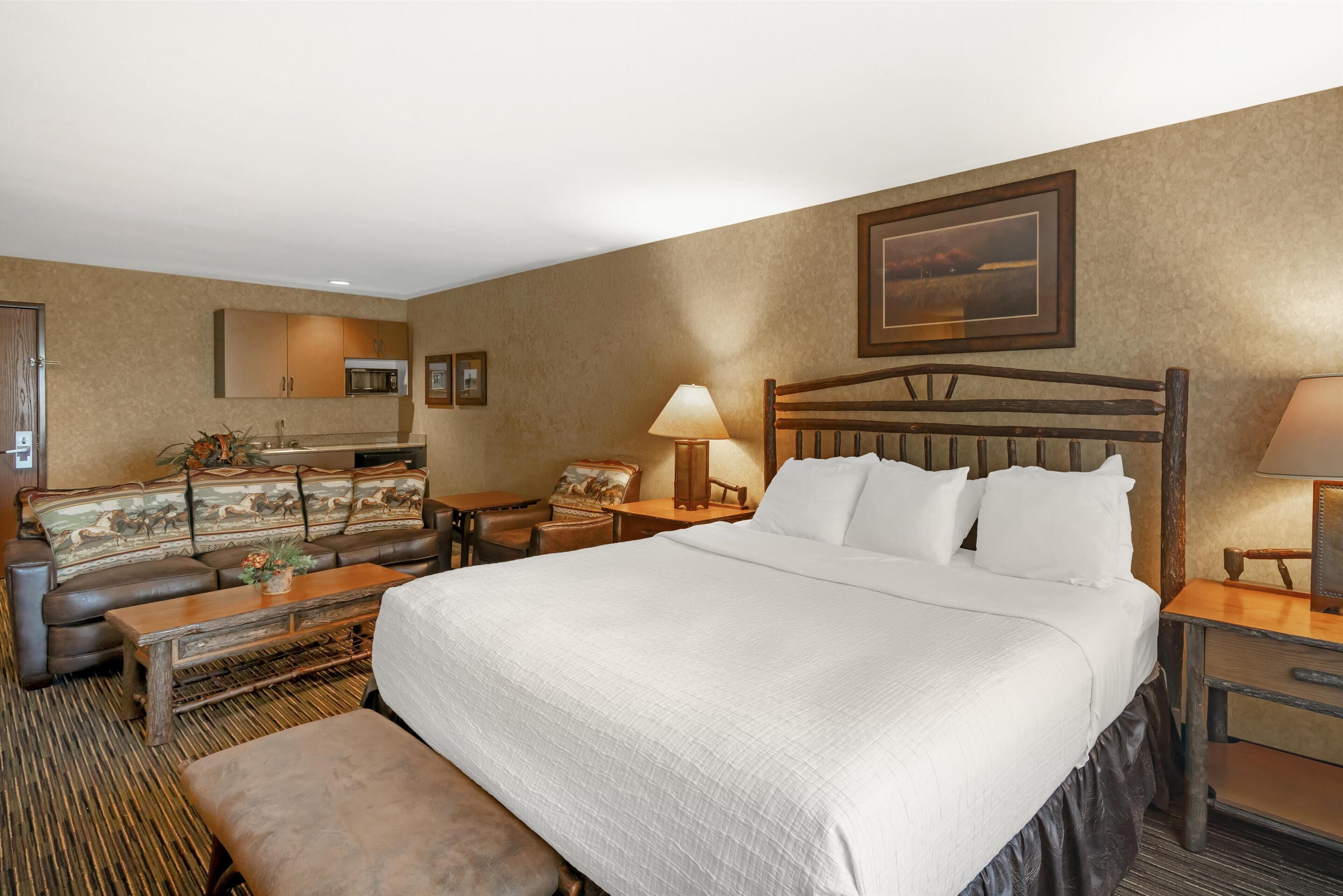 Suíte, 1 cama King, para não fumantes, banheira de hidromassagem (with Sofabed) | Camas com colchões pillow-top, escrivaninha, cortinas blackout