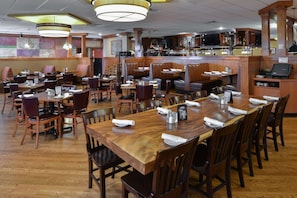 S'hi serveixen dinars, sopars i plats de cuina americana
