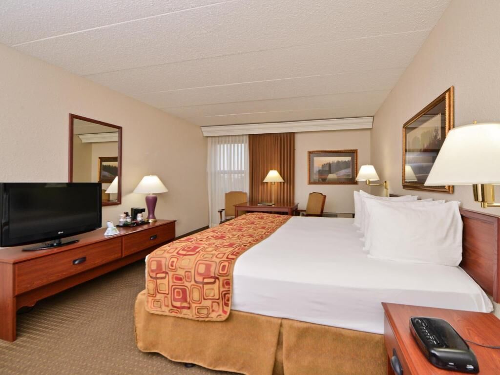 特厚豪華床墊、房內夾萬、書桌、手提電腦工作空間