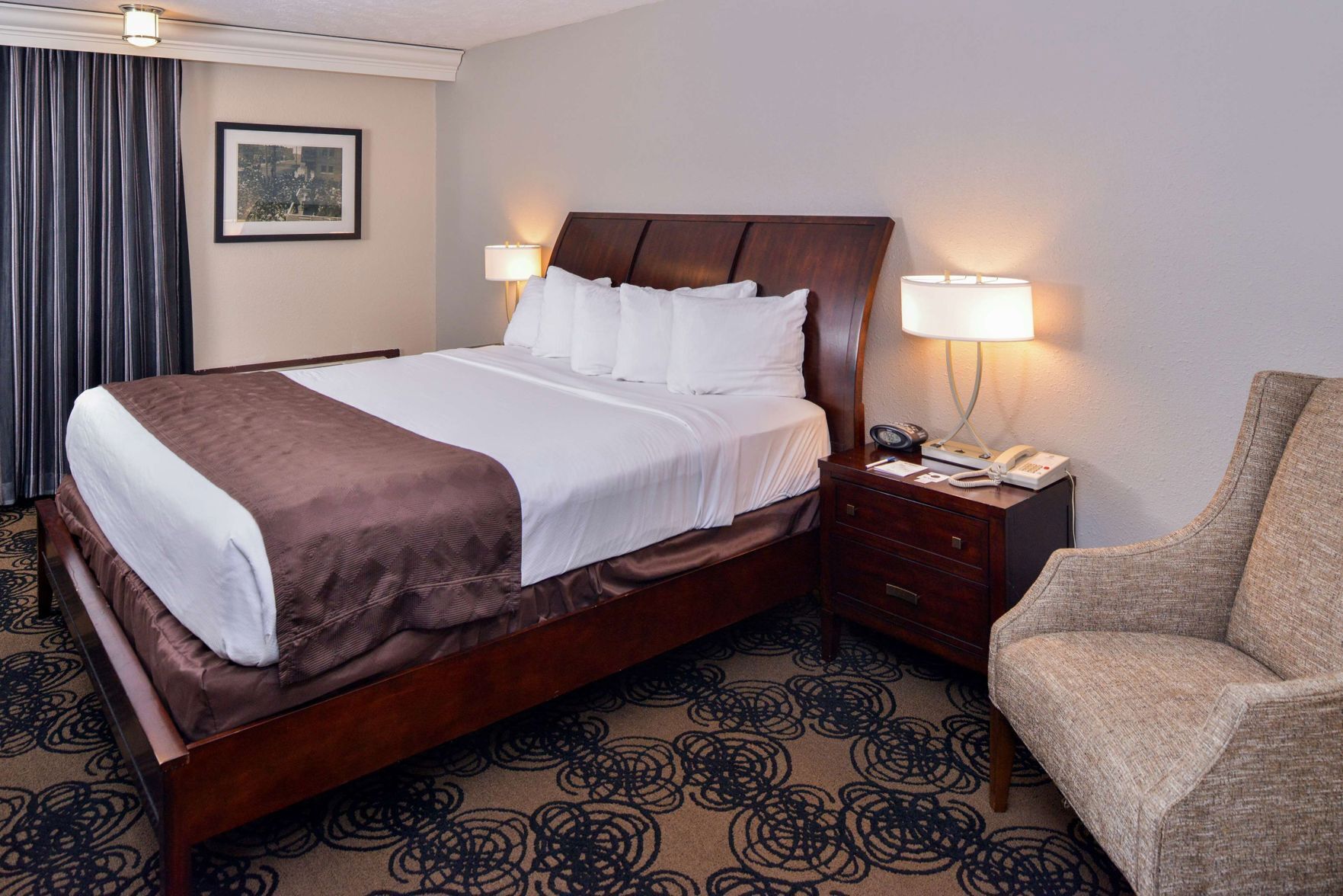 特厚豪華床墊、房內夾萬、書桌、手提電腦工作空間