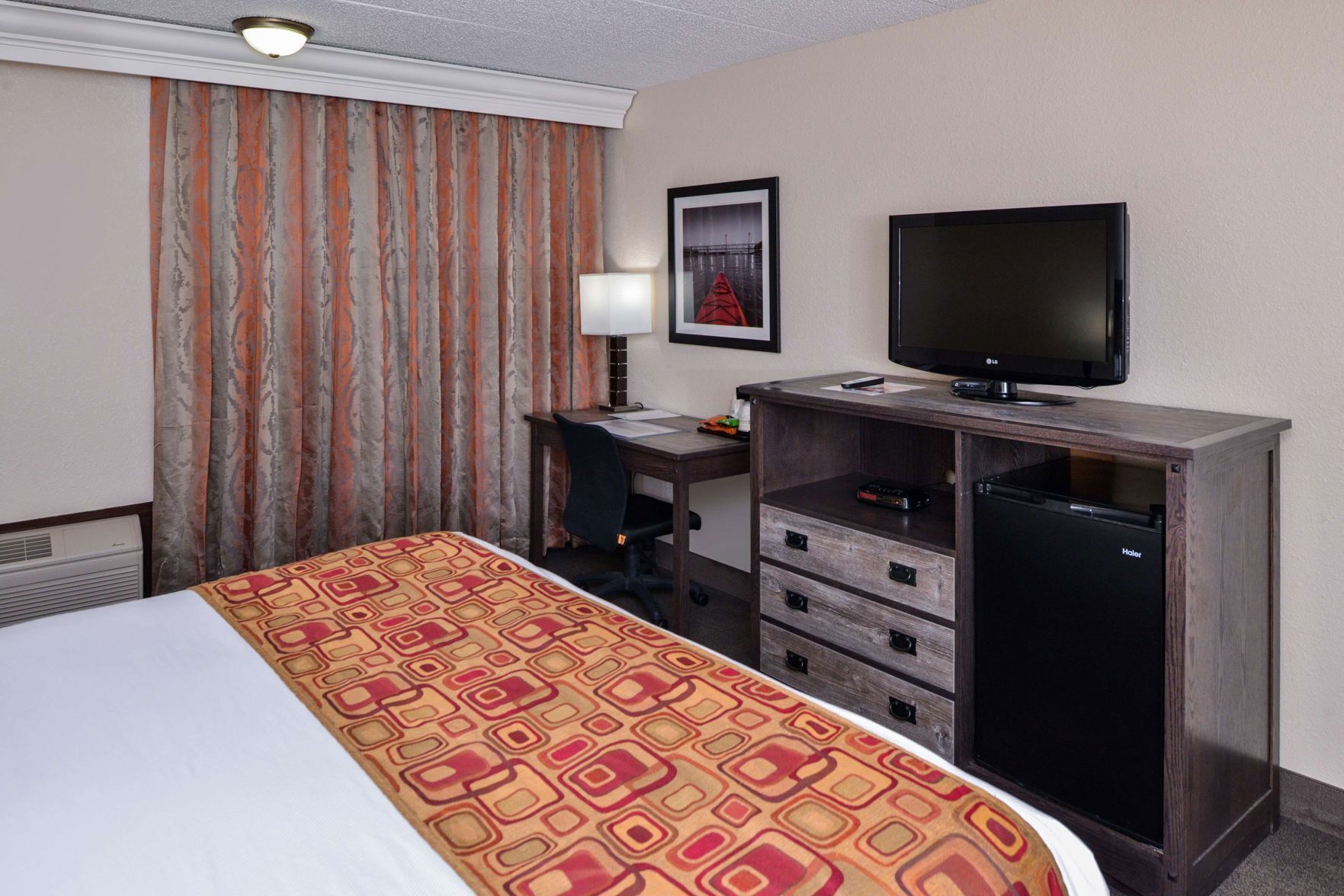 特厚豪華床墊、房內夾萬、書桌、手提電腦工作空間