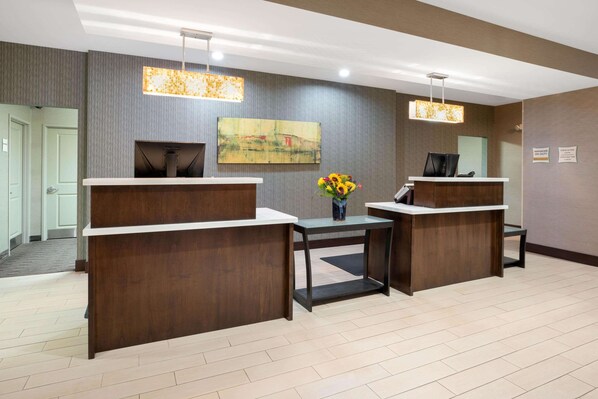 Lobby - La Quinta Inn & Suites by Wyndham Bellingham (Bellingham)