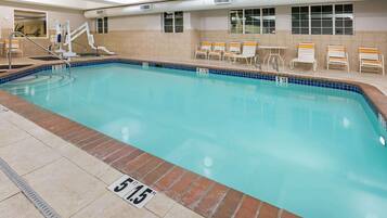 Inomhuspool och solstolar