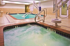 Piscine couverte, chaises longues