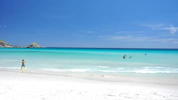 Privéstrand vlakbij, wit zand