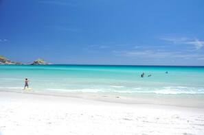 Plage privée à proximité, sable blanc