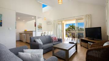 Apartemen, 3 kamar tidur | Ruang keluarga | TV layar datar dan pemutar DVD