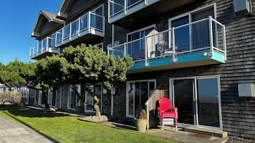 Suite Classique, 2 grands lits, bain à remous, vue océan | Terrasse/Patio