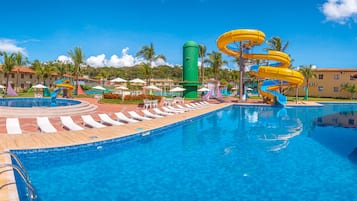 2 piscinas externas, funciona das 10h às 19h, guarda-sóis