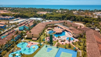 2 piscinas externas, funciona das 10h às 19h, guarda-sóis