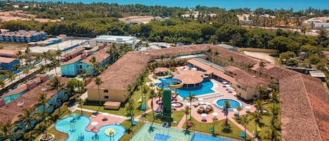 2 piscinas externas, funciona das 10h às 19h, guarda-sóis