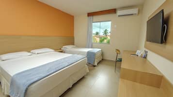 Superior | Minibar, caja fuerte, espacio para trabajar con un portátil