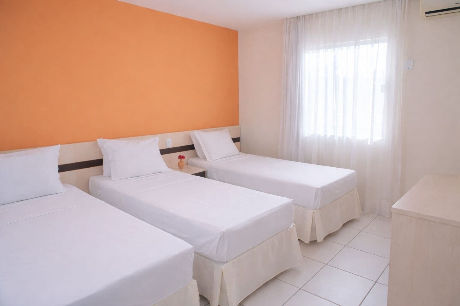 Minibar, pengeskab på værelset, arbejdsområde til bærbare computere