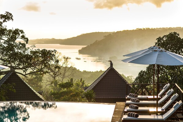 Outdoor pool, an infinity pool - Poh Manis Lembongan (Lembongan Island)