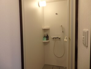 Shower, free toiletries, bidet, towels - Guesthouse YAHATA (Kyoto)