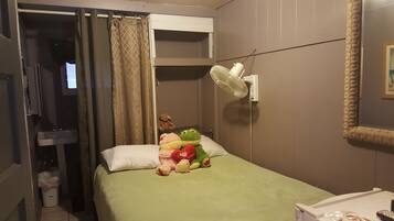 Queen Bed Room | Down comforters, pillowtop beds, free WiFi