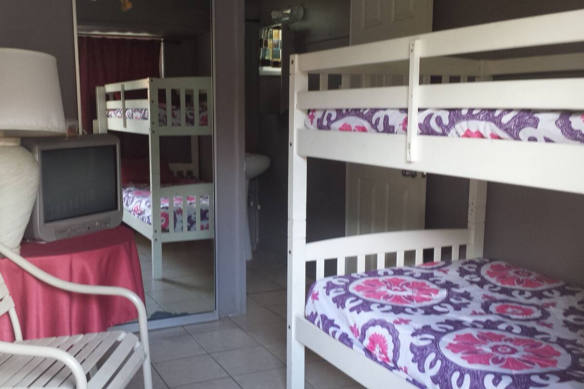 Habitación con 2 camas individuales | Edredón, camas con pillow-top y wifi gratis 