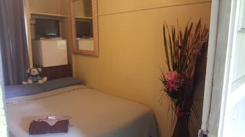 Queen Bed Room | Down comforters, pillowtop beds, free WiFi