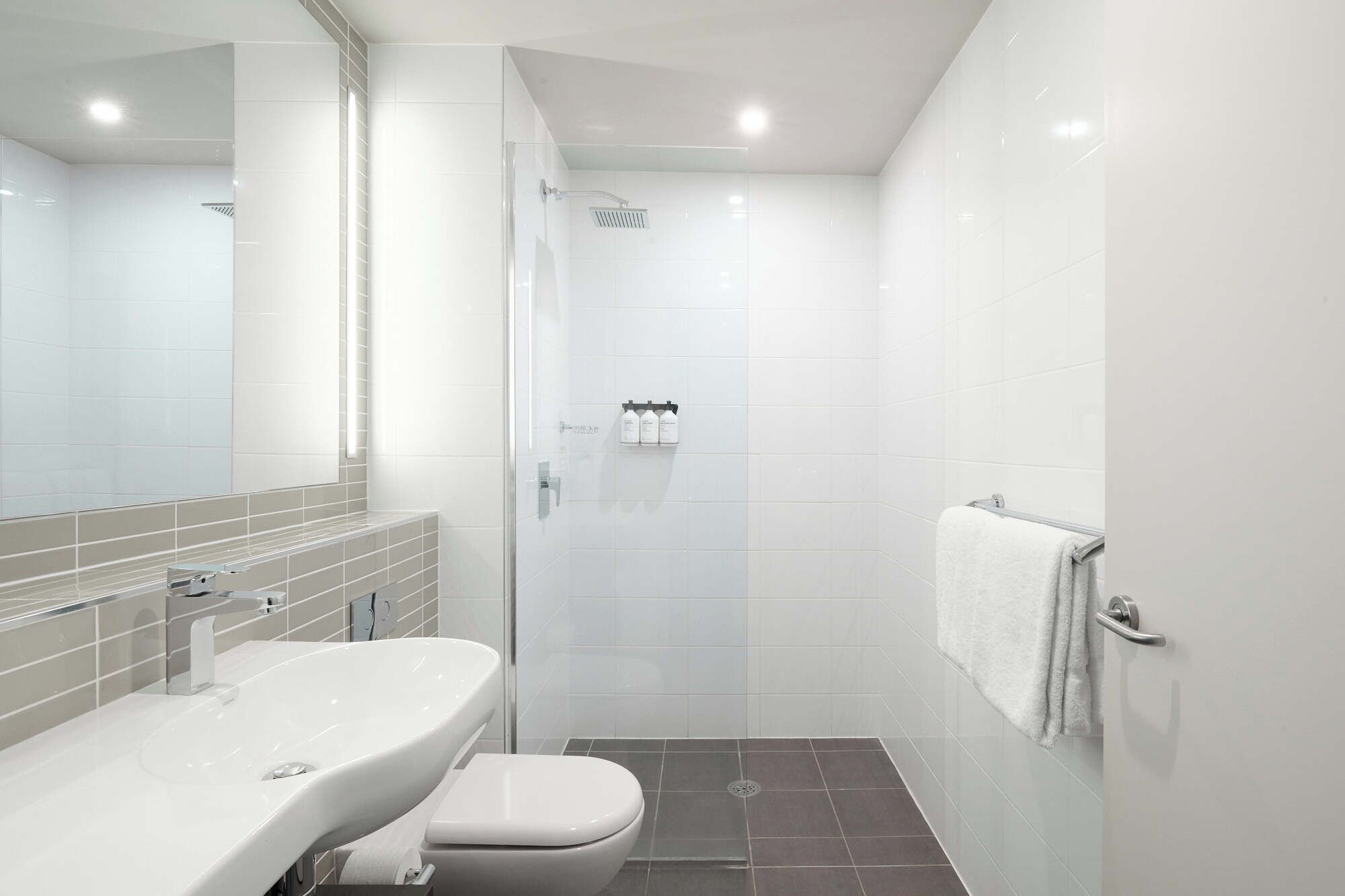 Shower, pancuran hujan, perlengkapan mandi gratis, dan pengering rambut
