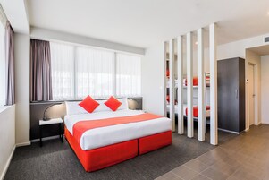 Ropa de cama de alta calidad y cortinas blackout