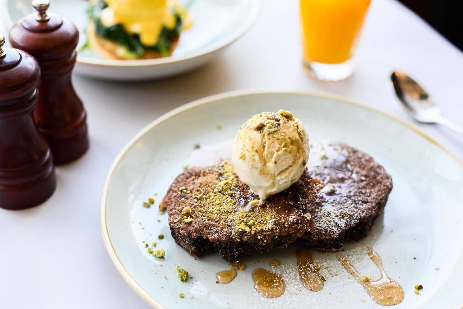 ثلاجة، ميكروويف، غلّاية كهربائية، محمصة خبز