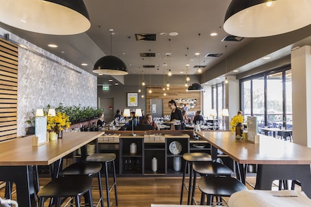 Petit déjeuner, déjeuner et dîner servis sur place. Abode Woden
