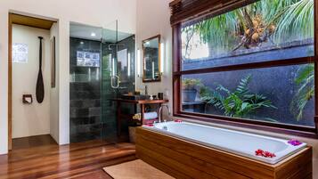 Vila Desain, 1 kamar tidur (Gajah) | Kamar mandi | Bathtub dan shower terpisah, pengering rambut, sandal, dan kloset