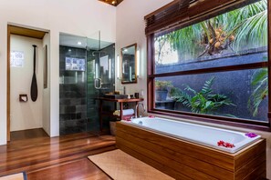 Villa de diseño, 1 habitación (Gajah) | Baño | Bañera y ducha independientes, secador de pelo, zapatillas y bidé