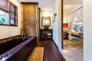 Design-Villa, 1 Schlafzimmer (Gecko) | Badezimmer | Badewanne und Dusche (separat), Haartrockner, Hausschuhe, Bidet