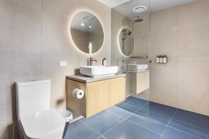 Deluxe Apartment, 2 Bedrooms, Non Smoking, Ensuite | Bathroom | Shower, towels - Hotel Jesmond (Jesmond)