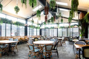 ランチ、ディナーに営業