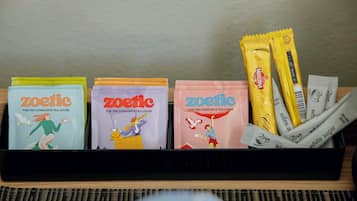 Un plateau contenant plusieurs sachets de thé « Zoetic » et quelques sachets de sucre blanc.